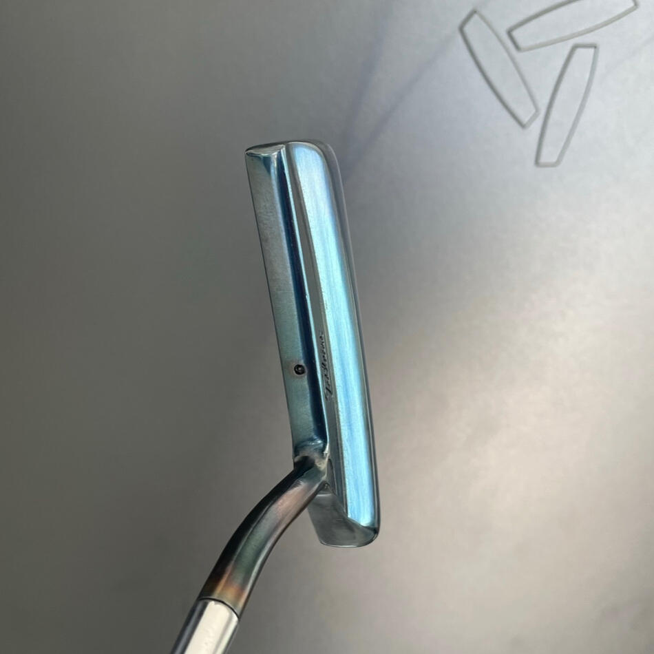 2001 Studio Design 3 • Glossy blue